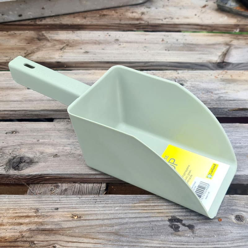 Jordskopa Garden scoop, salvia, 100% återvunnen plast, L28 cm x B10 x 9 cm, för jord och trädgårdsanvändning.
