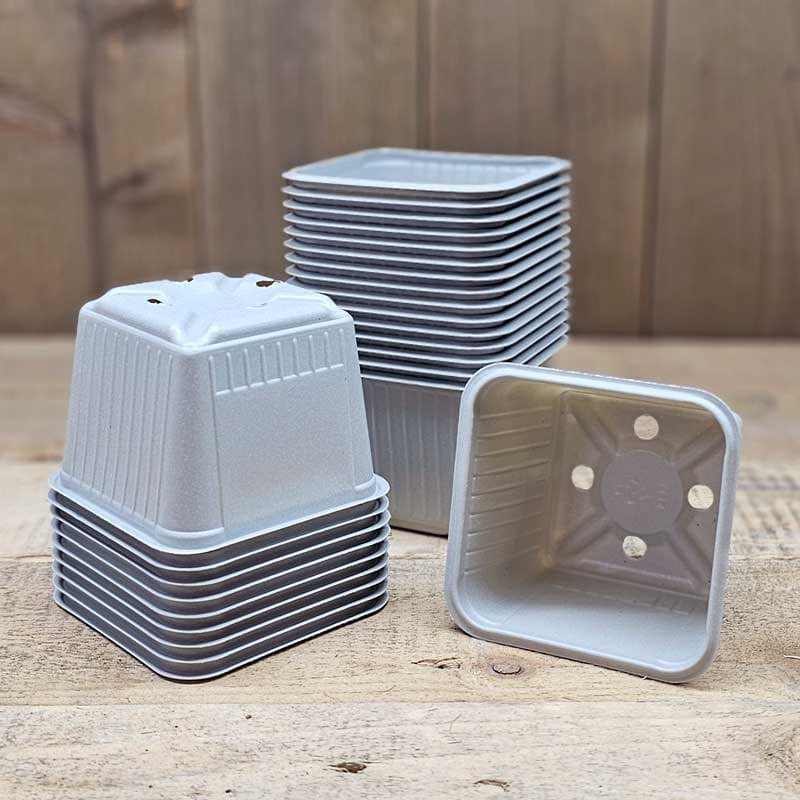 Såkrukor 8x8 cm, fyrkantiga, ljusgrå, mjuk plast, 100% återvunnen, 100% återvinningsbar, 25-pack.