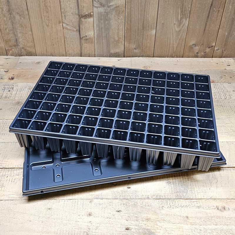 Pluggbrätte 96 celler + bevattningsbricka, 33x51 cm, djupare celler, 100% återvunnet material.